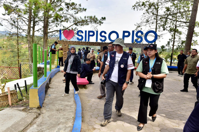 Hari terakhir Tim Asesor UNESCO melakukan peninjauan di situs Kaldera Geopark Toba. [IIstimewa]